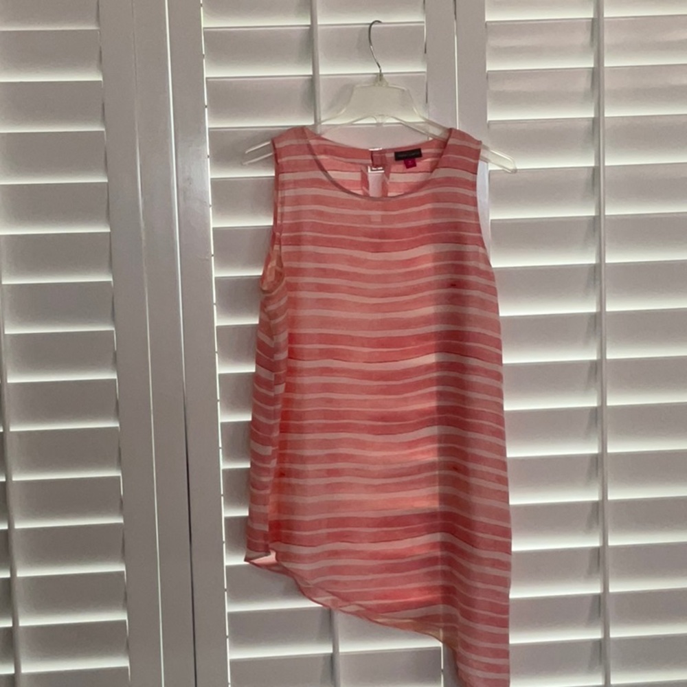 Long sleeveless blouse.